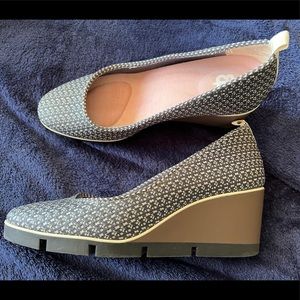 Betabrand All Weather Wedge Textured Fabric Heels Women's Size 7.5. EUC